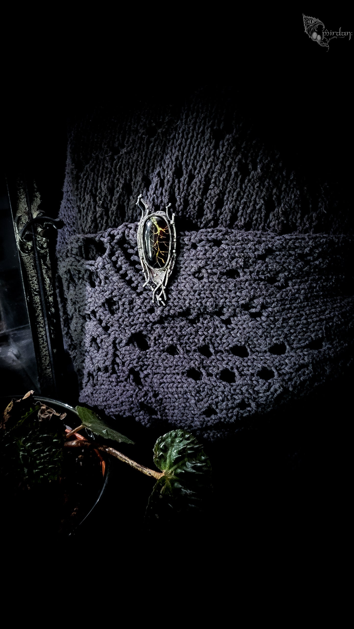 Amber Wanderer Broche